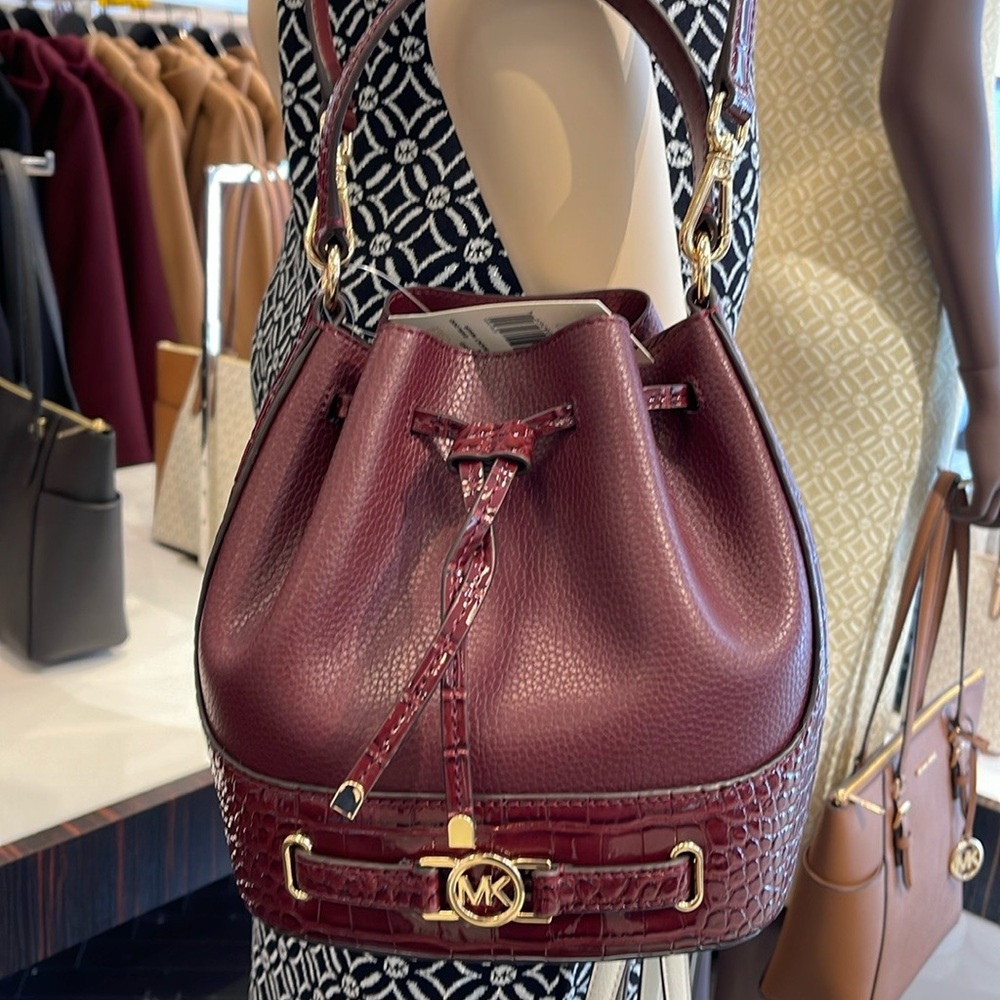 MICHAEL KORS 
Reed Medium Pebbled Leather Belted Bucket Messenger Satchel Crossb - Picture 2 of 16